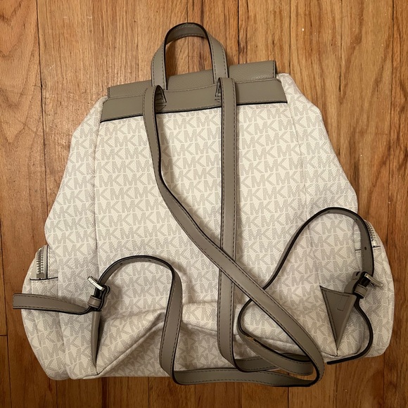 Michael Kors Large Abbey Cargo Bag Backpack Classic Print in White and Grey - Picture 3 of 6